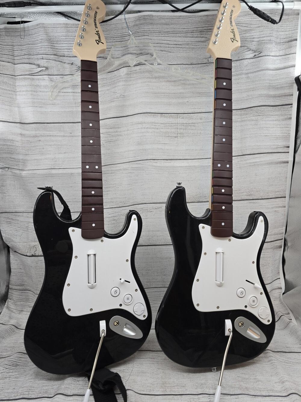 Rock Band 4 Xbox One 91161 Wireless Fender Stratocaster Guitar Controller Powers